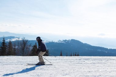 Karpatlar, Bukovel, Ukrayna. 28 Ocak 2017. Dağlarda kayak merkezi..