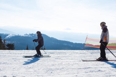 Karpatlar, Bukovel, Ukrayna. 28 Ocak 2017. Dağlarda kayak merkezi..