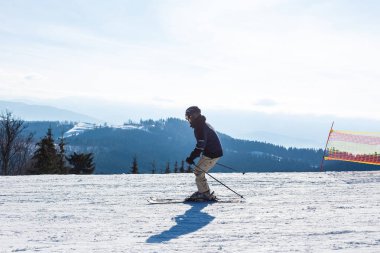 Karpatlar, Bukovel, Ukrayna. 28 Ocak 2017. Dağlarda kayak merkezi..