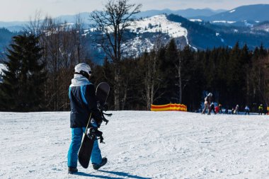 Karpatlar, Bukovel, Ukrayna. 28 Ocak 2017. Dağlarda kayak merkezi..