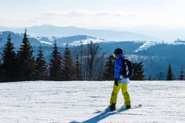 Karpatlar, Bukovel, Ukrayna. 28 Ocak 2017. Dağlarda kayak merkezi..