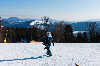 Karpatlar, Bukovel, Ukrayna. 28 Ocak 2017. Dağlarda kayak merkezi..