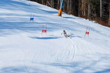 Karpatlar, Bukovel, Ukrayna. 28 Ocak 2017. Dağlarda kayak merkezi..