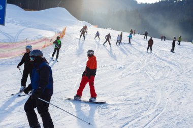 Kış tatili için panoramik spor merkezi manzarası 