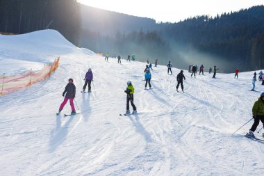 Kış tatili için panoramik spor merkezi manzarası 