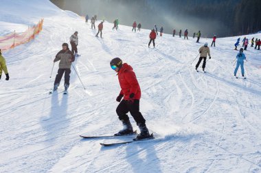 Kış tatili için panoramik spor merkezi manzarası 