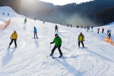 Kış tatili için panoramik spor merkezi manzarası 