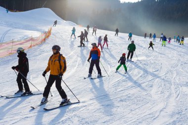 Kış tatili için panoramik spor merkezi manzarası 