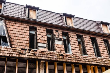 Hasarlı kulübe binası görünümü