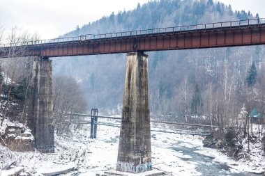 Nehrin üzerindeki demiryolu köprüsü