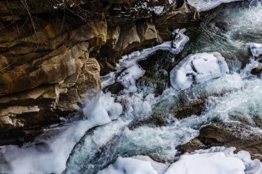 Donmuş ormanda vahşi rocky Nehri'nin doğal görünümü