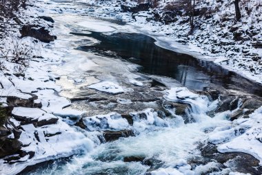 Donmuş ormanda vahşi rocky Nehri'nin doğal görünümü