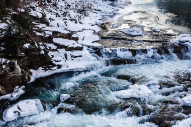Donmuş ormanda vahşi rocky Nehri'nin doğal görünümü
