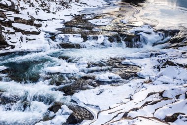 Donmuş ormanda vahşi rocky Nehri'nin doğal görünümü