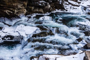 Donmuş ormanda vahşi rocky Nehri'nin doğal görünümü