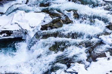 Donmuş ormanda vahşi rocky Nehri'nin doğal görünümü