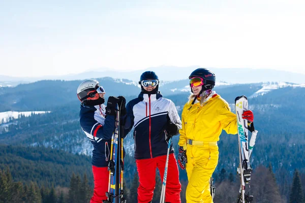 Gruppe Venner Skiuniform Har Det Sjovt Kanten Klippen - Stock-foto