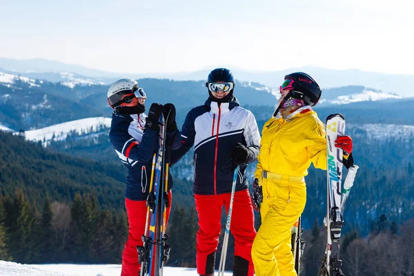 Grupp Vänner Skidåkaren Uniform Kul Kanten Klippan — Stockfoto