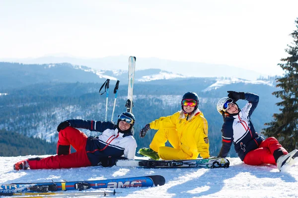 一群穿着滑雪制服的朋友在悬崖边玩得很开心 — 图库照片