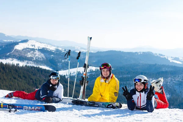 Grupp Vänner Skidåkaren Uniform Kul Kanten Klippan — Stockfoto