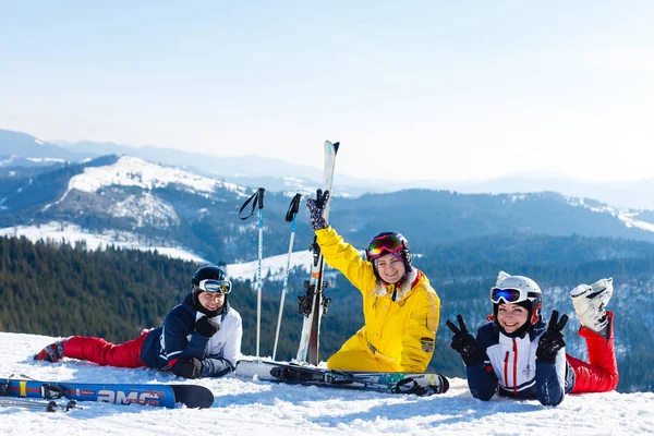 一群穿着滑雪制服的朋友在悬崖边玩得很开心 — 图库照片