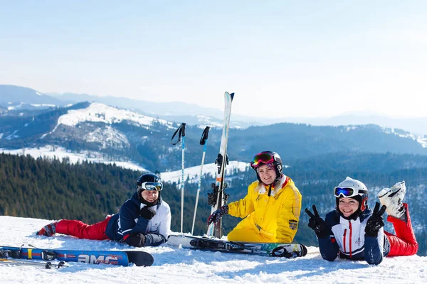 Groupe Amis Uniforme Skieur Amusant Bord Falaise — Photo