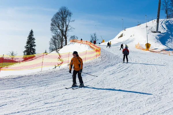 2017 Bukovel Ουκρανία Άνθρωποι Στο Χιονοδρομικό Κέντρο Bukovel Στα Καρπάθια — Φωτογραφία Αρχείου