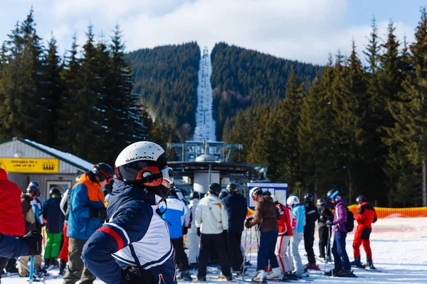 2017 Bukovel Ουκρανία Άνθρωποι Στο Χιονοδρομικό Κέντρο Bukovel Στα Καρπάθια — Φωτογραφία Αρχείου