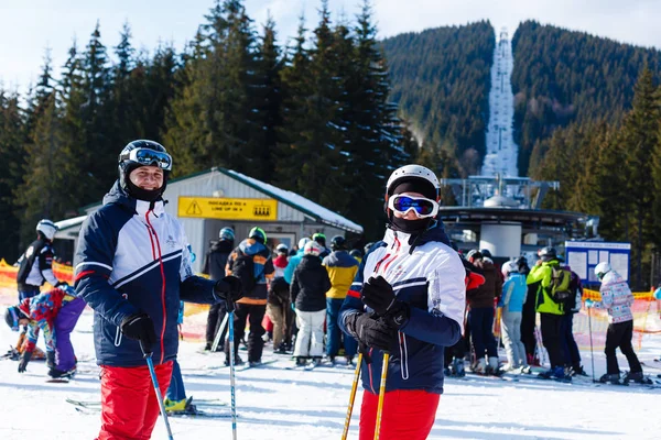 2017 Bukovel Ucrânia Pessoas Estância Esqui Bukovel Nas Montanhas Dos — Fotografia de Stock