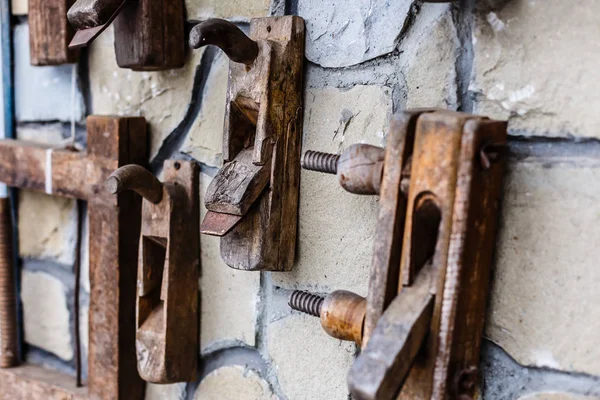 Old Metal Tools Brick Wall Closeup — Stock Photo, Image