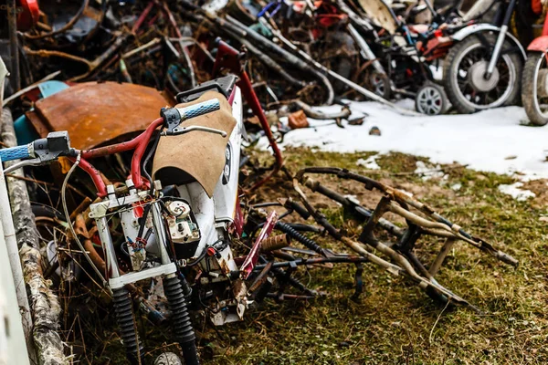 Grunge Arka Planı Sokakta Ezilmiş Motosikletler Kış Zamanı — Stok fotoğraf