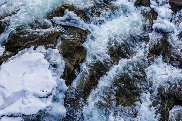 Schilderachtig Uitzicht Bevroren Rivier Stroom Winterse Bossen — Stockfoto