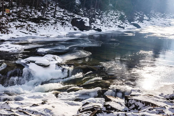 Vue Panoramique Rivière Rocheuse Sauvage Dans Les Bois Gelés — Photo