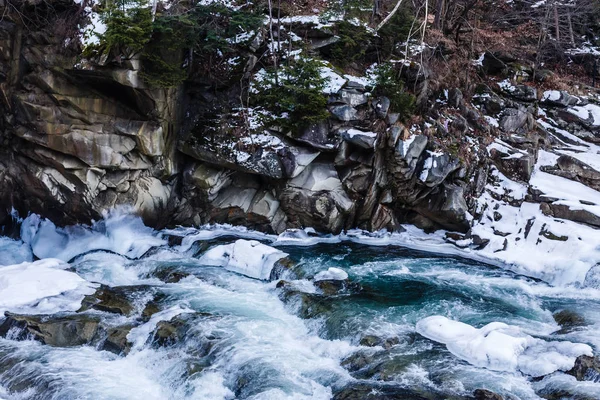 Vista Panoramica Del Fiume Roccioso Selvatico Nei Boschi Ghiacciati — Foto stock gratuita