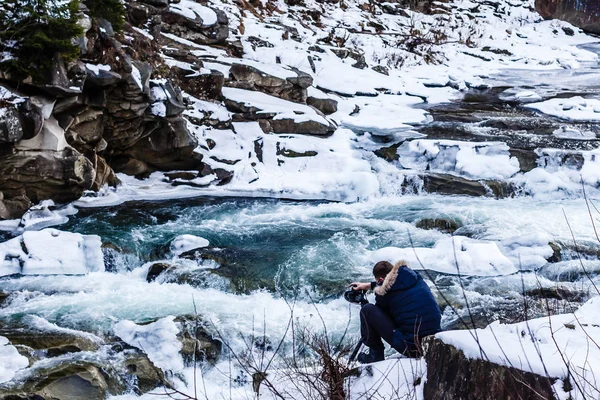 Photographe Homme Prenant Une Photo Rivière Gelée Hiver — Photo