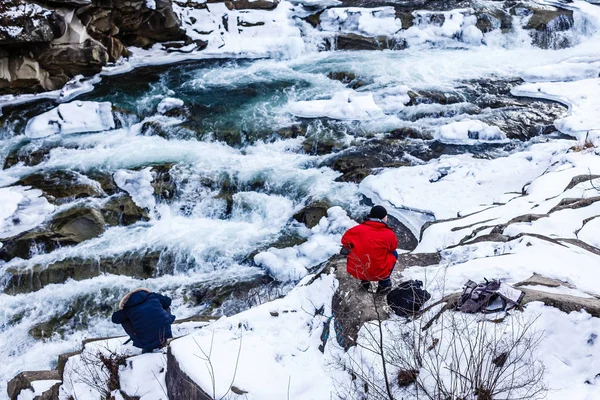 Fotógrafo Masculino Tirando Foto Rio Inverno Congelado — Fotografia de Stock