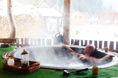 Yetişkin kadın sıcak tüp yazlık dinlenme