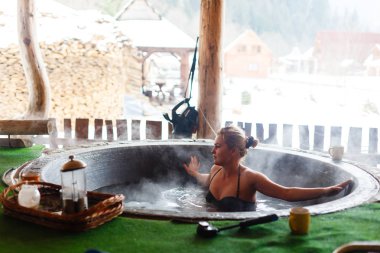 Yetişkin kadın sıcak tüp yazlık dinlenme