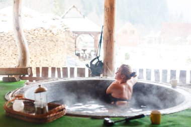 Yetişkin kadın sıcak tüp yazlık dinlenme