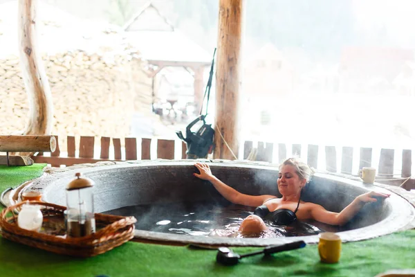 Volwassen Vrouw Rust Hete Buis Huisje — Stockfoto