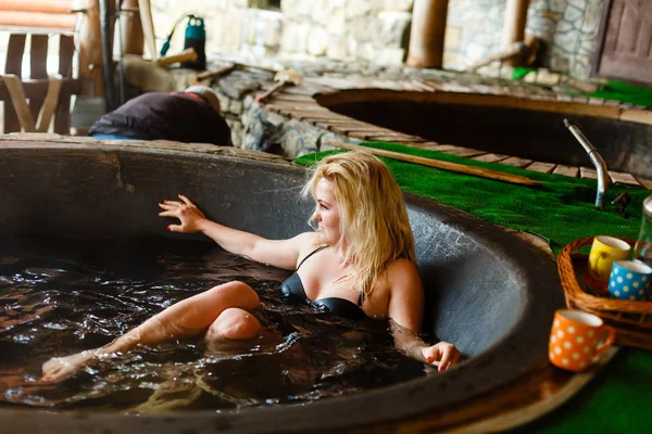 Mulher Adulta Descansando Tubo Quente Casa Campo — Fotografia de Stock