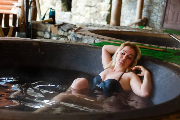 Yetişkin Kadın Sıcak Tüp Yazlık Dinlenme — Stok fotoğraf