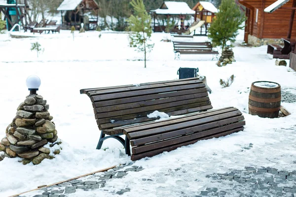 Winterpark Holzbank Und Gartenlaterne — Stockfoto