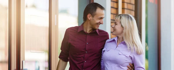 Joven Pareja Feliz Mirándose Después Comprar Sosteniendo Una Bolsa — Foto de Stock