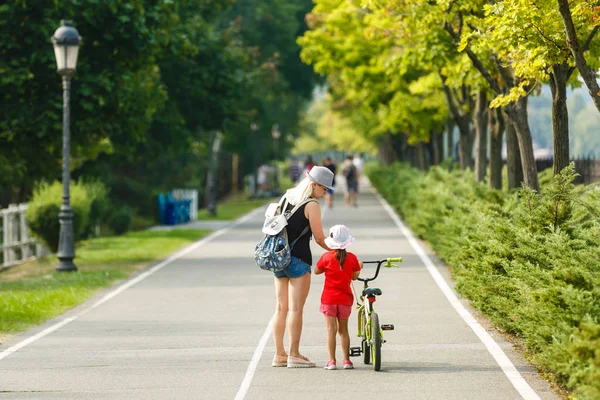 Madre Con Hija Bicicleta Parque — Foto de Stock