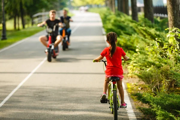 Niña Montando Bicicleta Verde Parque Verano — Foto de Stock