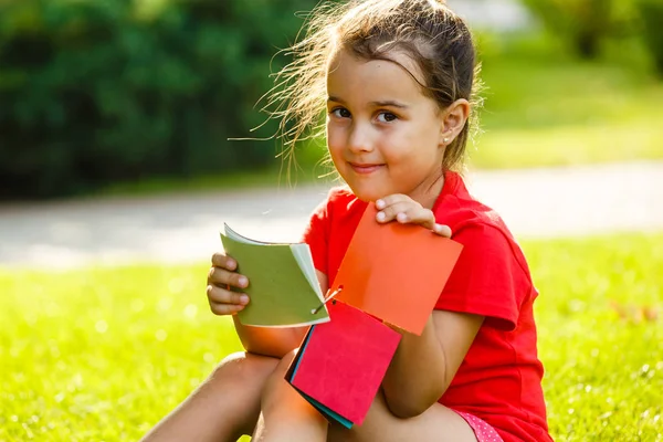 Kleines Brünettes Mädchen Wählt Farbe Auf Farbpalette Sonnigen Park — Stockfoto