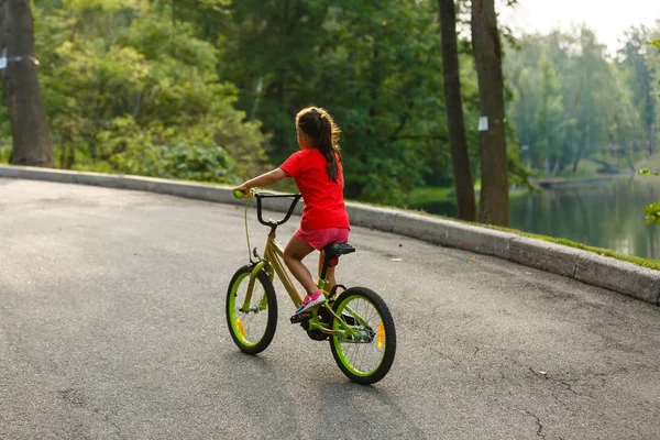 Joven Chica Montando Bicicleta Parque — Foto de Stock