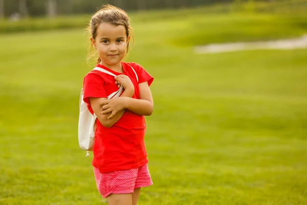 Kleine Brunette Meisje Met Plezier Groene Golfveld — Stockfoto
