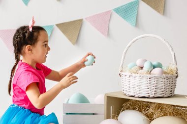 Paskalya oynarken küçük kız oturma odası dekore edilmiştir.